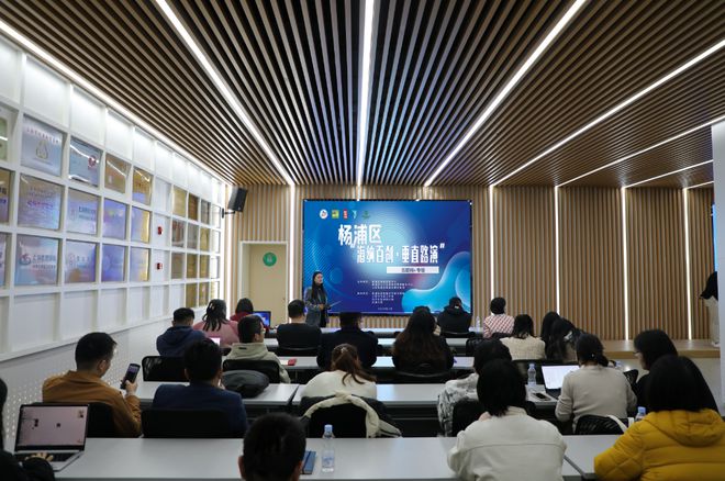 互聯(lián)網(wǎng)信息咨詢 連接與決策的智慧橋梁